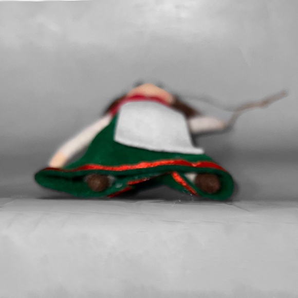 Traditional Italian Girl Ornament - Picture 5 of 6